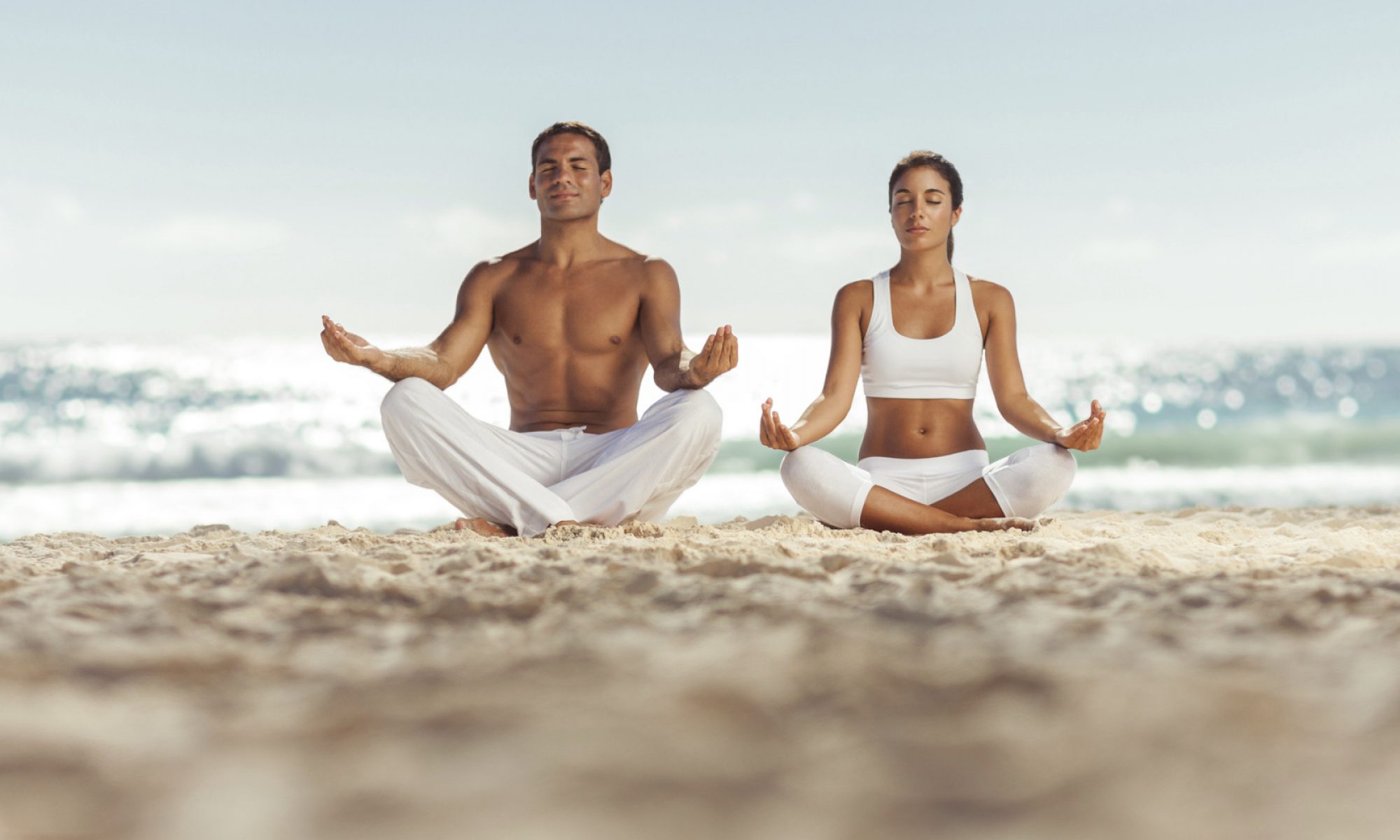 Медитация семья. Красивое здоровое тело. Здоровое тело женщины. Медитация на море. Йога на море.